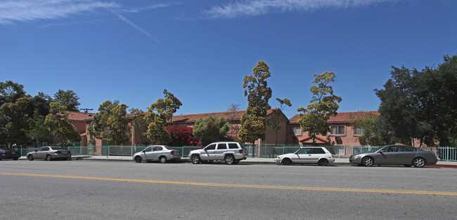 Las Flores Apartments in Los Angeles, CA - Foto de edificio - Building Photo