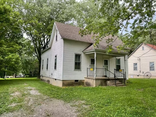 223 Clara St in Golconda, IL - Building Photo - Building Photo