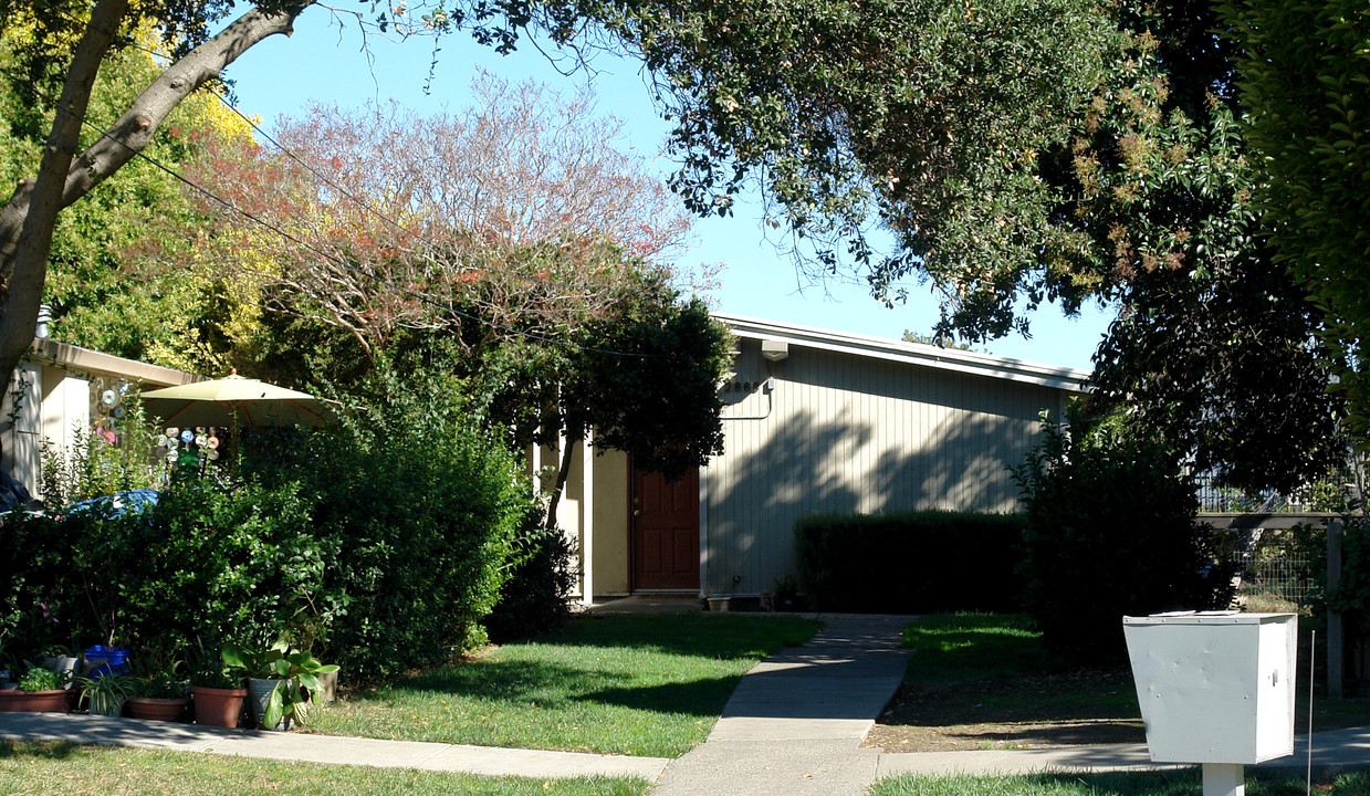 2866 Apple Valley Ln in Santa Rosa, CA - Building Photo