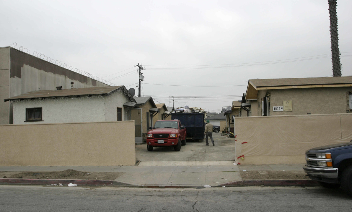 11039 Hawthorne Blvd in Inglewood, CA - Building Photo