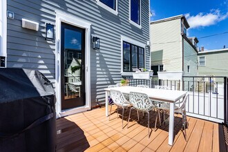 452 W 4th St, Unit 1 in Boston, MA - Building Photo - Building Photo