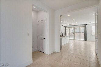 1305 Azure Jay Ave in North Las Vegas, NV - Foto de edificio - Building Photo