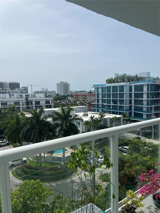 10000 W Bay Harbor Dr in Bay Harbor Islands, FL - Building Photo