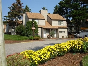 Oakwood Square Townhomes in Nashua, NH - Building Photo - Building Photo