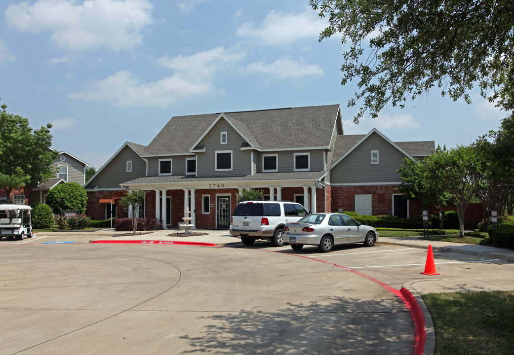 Residence at the Oaks in Dallas, TX - Building Photo