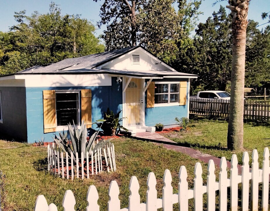 5201 Dodge Rd in Jacksonville, FL - Building Photo