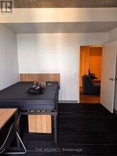 253 College St in Toronto, ON - Building Photo - Building Photo