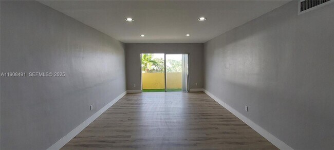 7410 SW 82nd St in Miami, FL - Building Photo - Building Photo