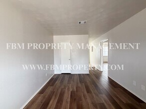 501 W Gilmer St in Ennis, TX - Building Photo - Building Photo