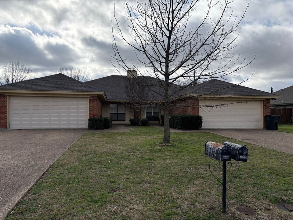 1208 Lindsey Ln in Cleburne, TX - Foto de edificio