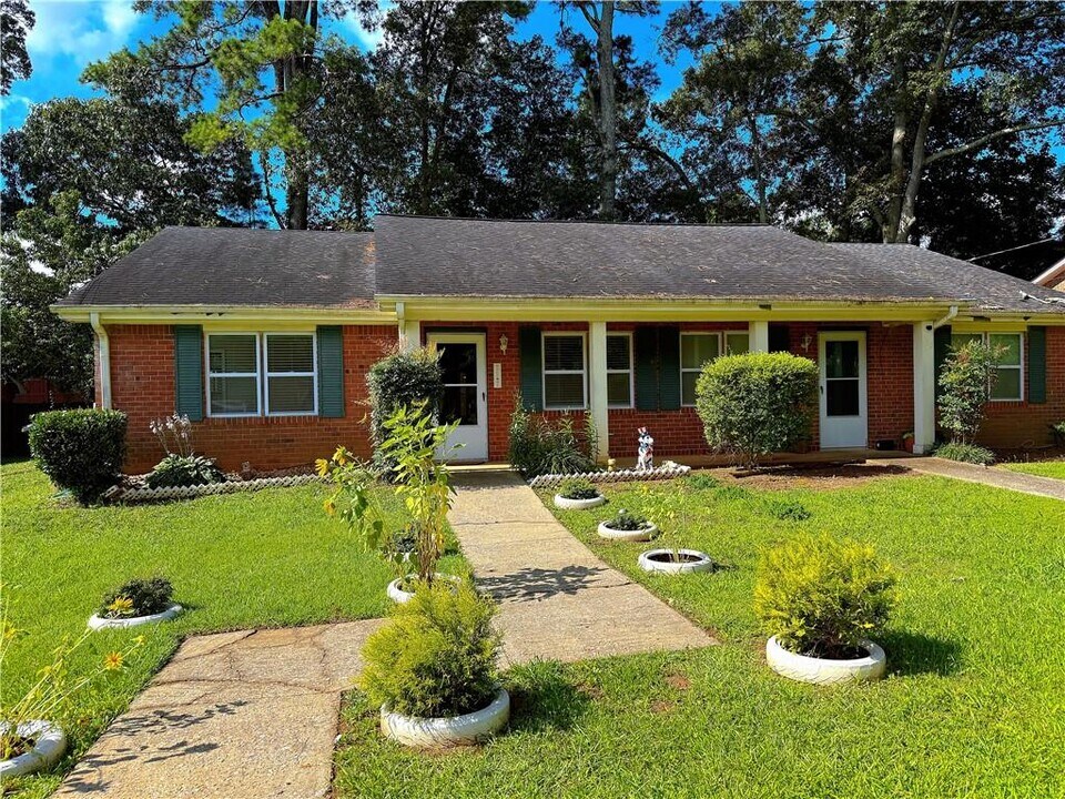137 Kimberly Way SW in Marietta, GA - Building Photo