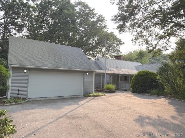 9 Money Point Rd in Stonington, CT - Building Photo