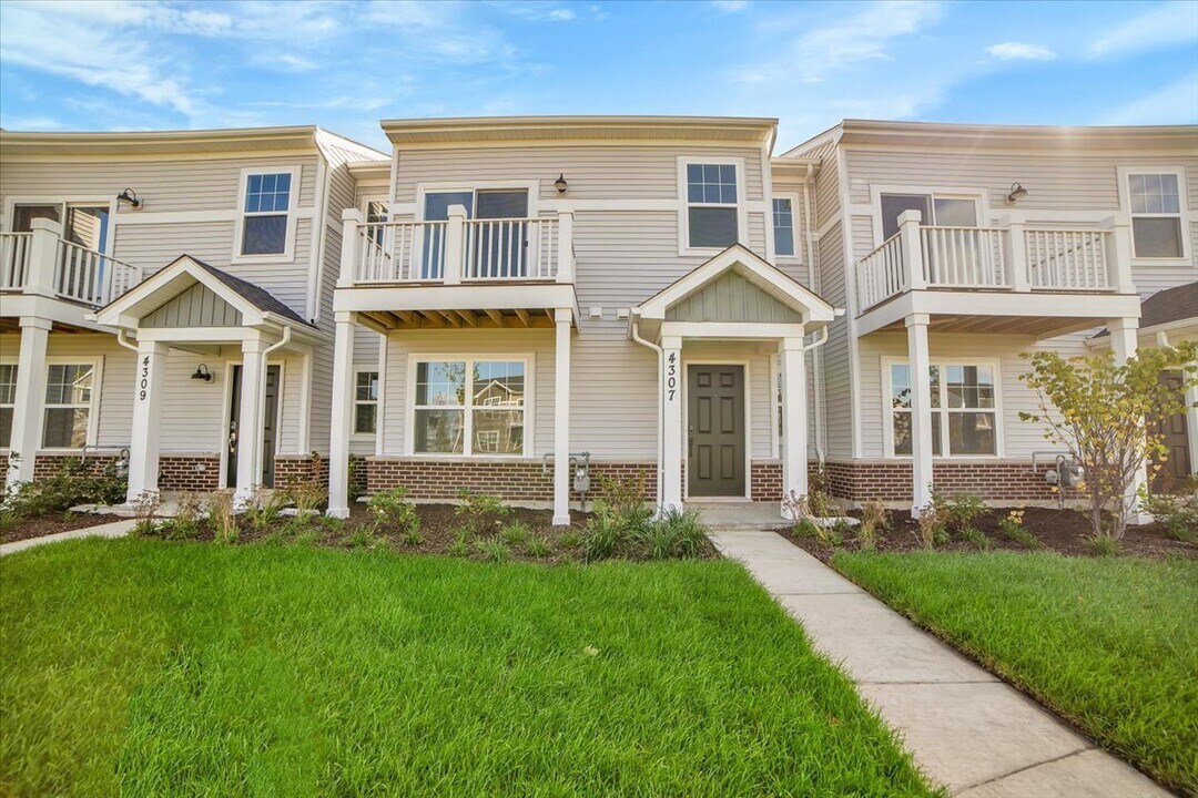 4307 Chelsea Mnr Cir in Aurora, IL - Building Photo