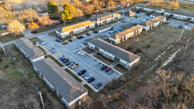 Baycrest Apartments in Grove, OK - Building Photo - Building Photo