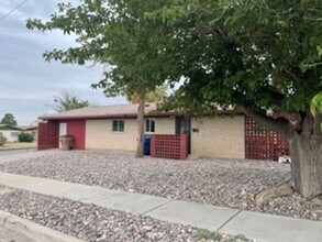 2101 Chilton Dr in Las Cruces, NM - Building Photo - Building Photo