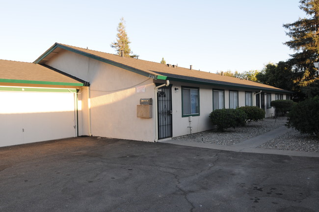 220 Floyd Ave in Modesto, CA - Building Photo - Building Photo