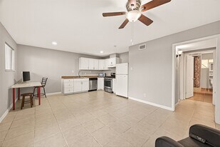 1529 Wirt Rd, Unit 1 in Houston, TX - Building Photo