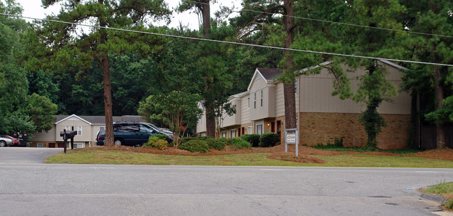 Woodridge Townhouse Apartments in Raleigh, NC - Building Photo - Building Photo