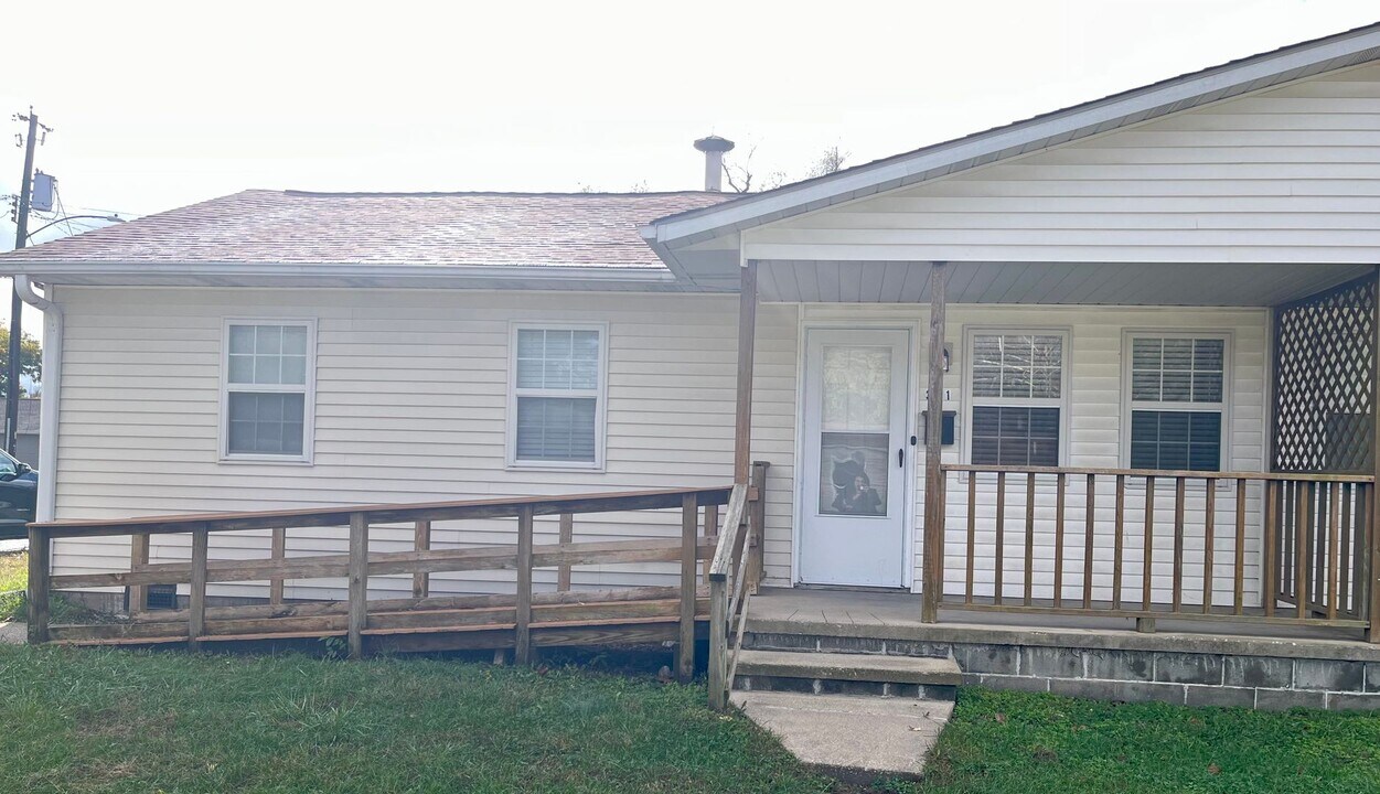 301 Cobb St-Unit -301 in East Alton, IL - Building Photo