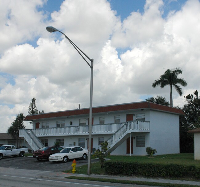7011 Pembroke Rd in Pembroke Pines, FL - Foto de edificio - Building Photo