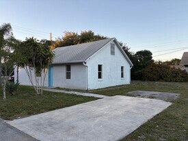 1971 Smith Dr in North Palm Beach, FL - Building Photo