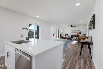 2936 W Michelle Dr in Phoenix, AZ - Building Photo - Building Photo