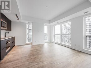 327 King St W in Toronto, ON - Building Photo - Building Photo