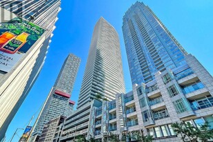 2221 Yonge St in Toronto, ON - Building Photo