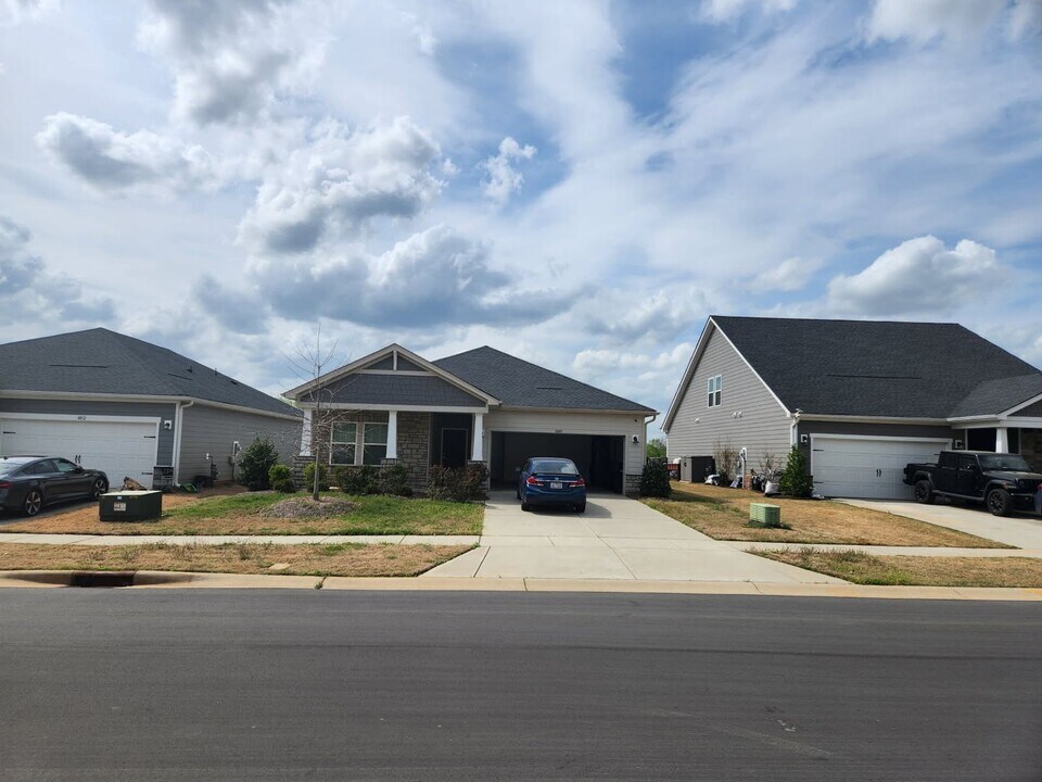 8808 Pennegrove Cir in Charlotte, NC - Building Photo