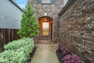 6313 Wagon Spring St in Austin, TX - Building Photo - Building Photo