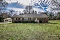 5390 Vesuvius Furnace Rd in Iron Station, NC - Foto de edificio - Building Photo