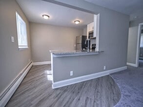 Village Green Court Apartments in Williamsville, NY - Foto de edificio - Building Photo