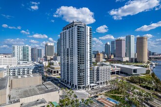 AER APARTMENTS in Tampa, FL - Foto de edificio - Building Photo