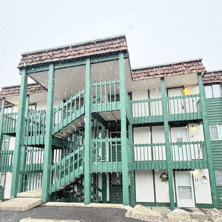 2121 E Upriver Dr in Spokane, WA - Building Photo