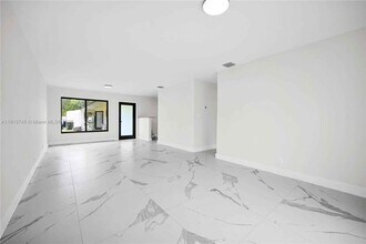 100 SW 7th St in Hallandale Beach, FL - Building Photo - Building Photo