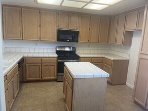 2813 Toronja Way in Sacramento, CA - Building Photo - Building Photo