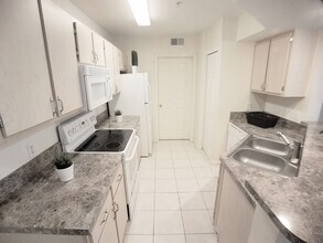 802 Crest Pines Dr in Orlando, FL - Building Photo - Building Photo