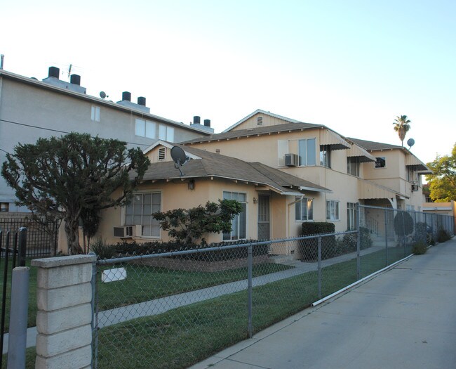 11016 Otsego St in North Hollywood, CA - Foto de edificio - Building Photo