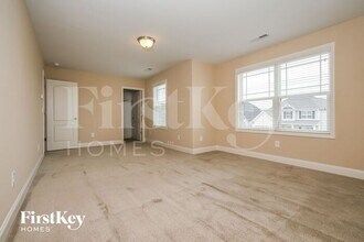 732 Breeders Cup Dr in Whitsett, NC - Foto de edificio - Building Photo