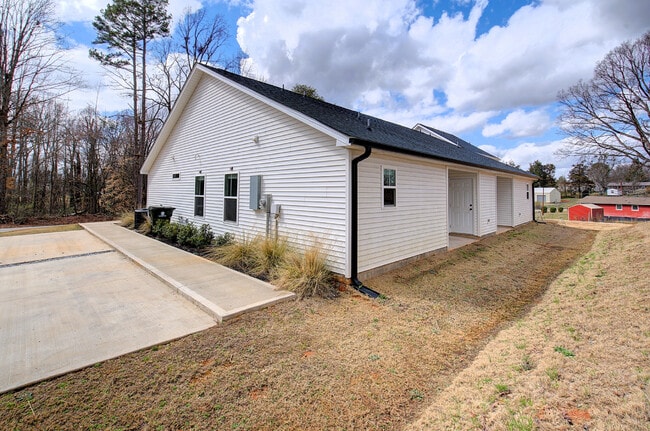 124 Kennedy Rd in Taylors, SC - Building Photo - Building Photo