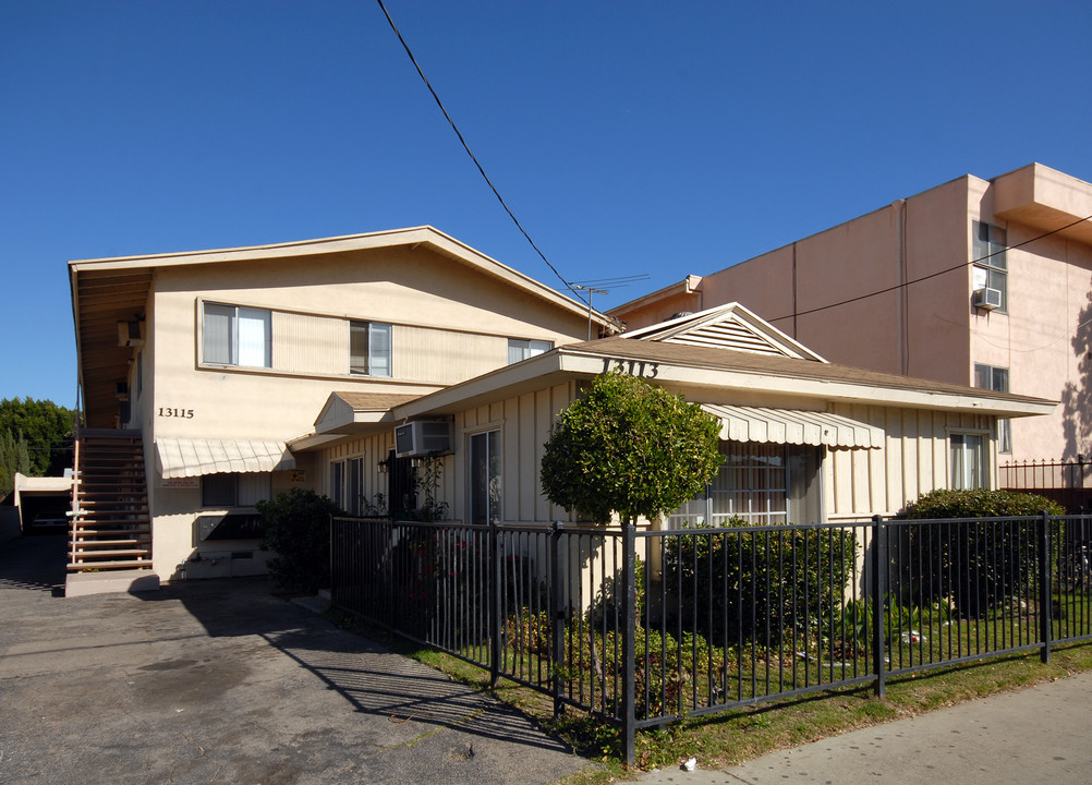 13113 Vanowen St in North Hollywood, CA - Building Photo