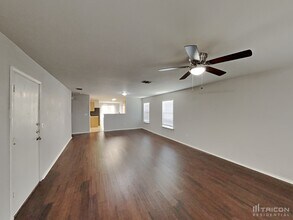 7814 Copper Brk in Converse, TX - Foto de edificio - Building Photo