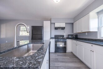 1027 Hiland Ave in Coraopolis, PA - Building Photo - Building Photo