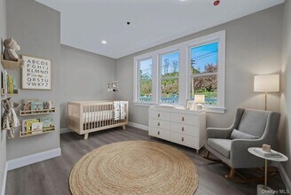 110 School St, Unit 1 in Glen Cove, NY - Foto de edificio - Building Photo