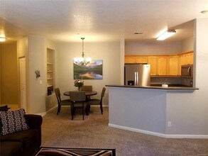 7394 S Alkire St, Unit 102 in Littleton, CO - Foto de edificio - Building Photo