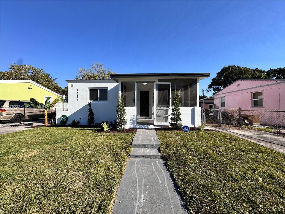 1035 Atlantic Ave in Opa Locka, FL - Foto de edificio