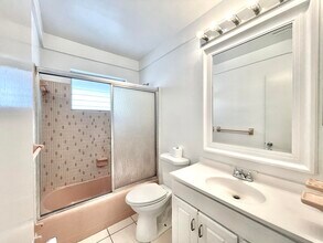 1021 Crystal Lake Dr in Pompano Beach, FL - Building Photo - Building Photo