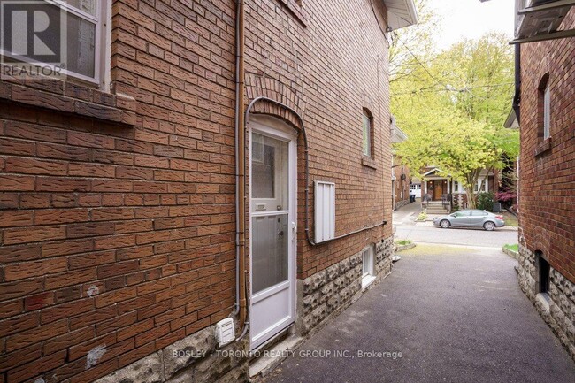 32 Birchview Crescent in Toronto, ON - Building Photo - Building Photo