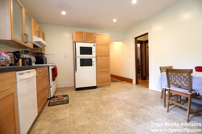 118 Nonantum St, Unit 1 in Boston, MA - Foto de edificio - Building Photo