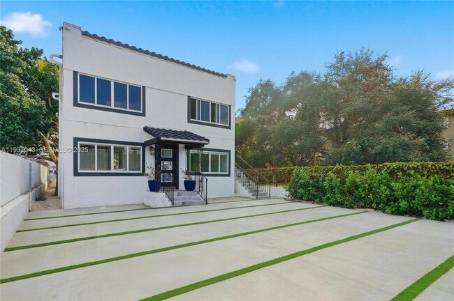 1590 NW 38th St in Miami, FL - Foto de edificio - Building Photo